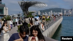 中国大陆游客在香港尖沙咀游览香港岛风光。（2023年5月2日）