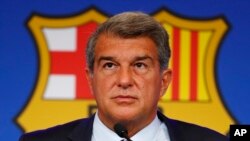 ARCHIVO - El presidente del Barcelona, Joan Laporta, en conferencia de prensa en Barcelona el 6 de agosto del 2021.