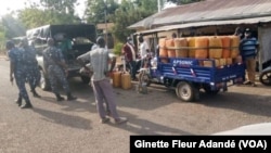 Démantèlement réseau de fabrication et distribution alcool frelaté à Ouaké, le 15 janvier 2022. (VOA/Ginette Fleur Adandé)