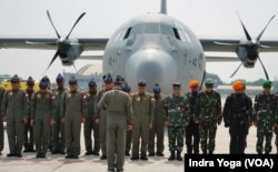 Setidaknya 27 orang yang terdiri dari personel TNI dan masyarakat sipil dikerahkan untuk mengawal bantuan yang dikirim oleh Indonesia ke Palestina menggunakan Pesawat TNI-AU pada Jumat (29/3) di Lanud Halim Perdanakusumah, Jakarta. (VOA)