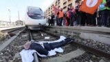 Fransa’da Protestocular Macron Kuklasıyla Tren Yolunu Kapattı 