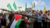 Seorang pendukung Hizbullah dan Hamas menunjukkan roket tiruan dalam demo untuk mengutuk pembunuhan kepala politik Hamas, Ismail Haniyeh, di Kota Sidon, Lebanon, Rabu, 31 Juli 2024. (Foto: Mohammed Zaatari/AP Photo)