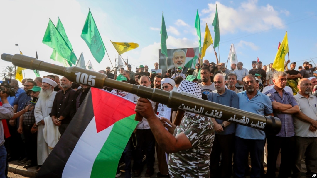Pristalica libanonske islamske grupe i islamističkog pokreta Hamas drži lažnu raketu dok s drugim pristalicama prisustvuje protestu za osudu ubistva političkog šefa Hamasa Ismaila Haniyeha, 31. jula 2024. u Sidonu, Liban.