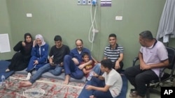 غزہ کے مرکزی اسپتال کے ڈائریکٹر محمد ابو سلمیہ رہائی کے بعد اسپتال میں اپنے خاندان کے ساتھ بیٹھے ہیں۔ یکم جولائی 2024