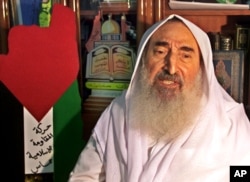 Pendiri Hamas, Sheik Ahmed Yassin, berbicara kepada media di rumahnya di Kota Gaza, Senin, 24 Juni 2002. Otoritas Palestina telah menempatkan Yassin dalam tahanan rumah, kata seorang pejabat Palestina. (Adel Hana/AP)