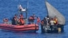 La tripulación del guardacostas de EEUU Isaac Mayo interceptó este barco migrante procedente de Cuba, a unas 72 millas al sur de Cayo Hueso, Florida, el 29 de marzo de 2023.