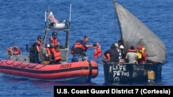 La tripulación del guardacostas de EEUU Isaac Mayo interceptó este barco migrante procedente de Cuba, a unas 72 millas al sur de Cayo Hueso, Florida, el 29 de marzo de 2023.