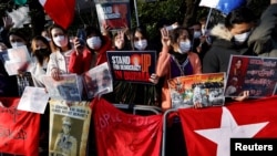 Para warga Myanmar yang tinggal di Jepang menggelar aksi protes memperingati dua tahun kudeta militer di Myanmar dalam aksi yang digelar di luar kedutaan besar Myanmar di Tokyo, pada 1 Februari 2023. (Foto: Reuters/Issei Kato)