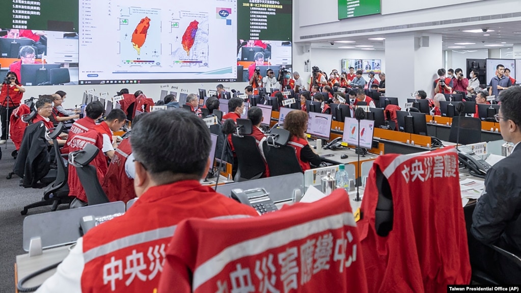 台湾总统蔡英文在台北的中央灾害应变中心主持救灾会议。（2024年4月3日）