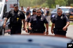 Beberapa polisi berjalan di dekat Sekolah Dasar Robb pasca penembakan, 24 Mei 2022, di kota Uvalde, Texas (foto: ilustrasi).