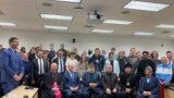 Yuta ştatının Brigham Young Universitetində dinlərarası dialoq mövzusunda müzakirələrdən sonra Azərbaycan nümayəndə heyətinin üzvləri və universitet tələbələri birgə foto çəkdirib, 2 mart, 2023. 