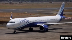 資料照: 印度的航空公司靛藍航空（IndiGo) 的一架飛機停靠在孟買賈特拉帕蒂·希瓦吉國際機場。 （2023年5月29日）