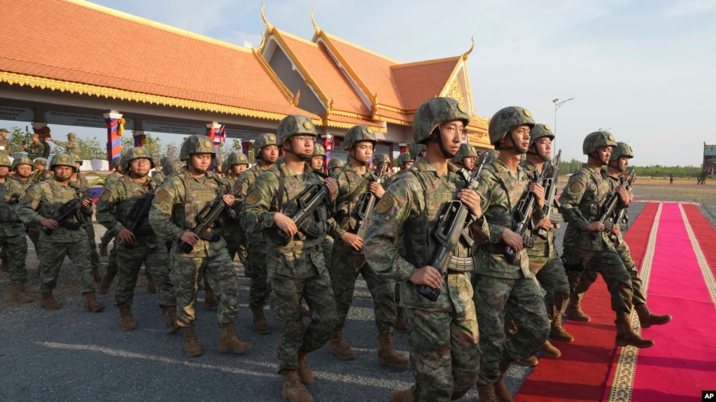 ကမ္ဘောဒီယား-တရုတ် ကြည်း-ရေ ပူးတွဲ စစ်ရေး လေ့ကျင့်မှုမှာ ပါဝင်တဲ့ တရုတ်စစ်သားများ