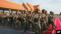 Personel militer China menuju lapangan untuk berpartisipasi dalam latihan militer "Naga Emas" di desa Svay Chok, provinsi Kampong Chhnang, utara Phnom Penh, Kamboja, hari Kamis 16 Mei 2024.