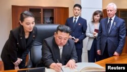 Pemimpin Korea Utara Kim Jong Un menandatangani buku tamu kehormatan ketika berkunjung ke pabrik pembuatan pesawat di Komsomolsk-on-Amur, Rusia, pada 15 September 2023. (Foto: Government of Khabarovsk Region/Handout via Reuters)