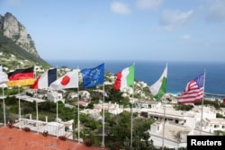 Bendera Jerman, Prancis, Jepang, Uni Eropa, Italia, Capri, dan AS berkibar tertiup angin, menjelang KTT Menteri Luar Negeri G7, di Capri, Italia, 17 April 2024. (REUTERS/Claudia Greco)