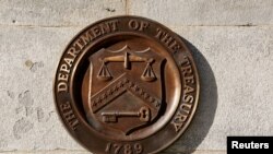 Logo dari Departemen Keuangan AS yang tersemat di gedung departemen tersebut di Washington, dalam foto yang diambil pada 20 Januari 2023. (Foto: Reuters/Kevin Lamarque)