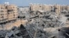 Palestinezët ecin mes rrënojave nga bombardimet izraelite në zonën e Hamadit (14 mars 2024)