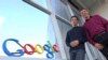 Foto Achiv: Ko-fondate Google, Sergey Brin (a goch) ak Larry Page devan katye jeneral konpayi a nan Kalifoni, 15 Janvye 2004. 