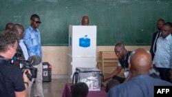 President of the Democratic Republic of the Congo, DRC, and leader of the Union of Democracy and Social Progress (UDPS) party, Felix Tshisekedi (C), votes at a polling station at Saint Georges school, in Kinshasa, on December 20, 2023.