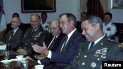Президент Джордж Буш зі своїми військовими радниками в Пентагоні, 15 серпня 1990 року. Зліва направо: генерал Норман Шварцкопф, міністр оборони США Дік Чейні, президент Джордж Буш і голова Об'єднаного комітету начальників штабів Колін Пауелл. REUTERS/Gary Cameron