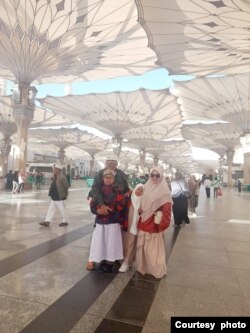 Medayuti Pertiwi, umrah bareng keluarga (foto: courtesy)