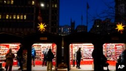 资料照片：美国宾州费城圣诞村的购物者。（2023年12月13日）