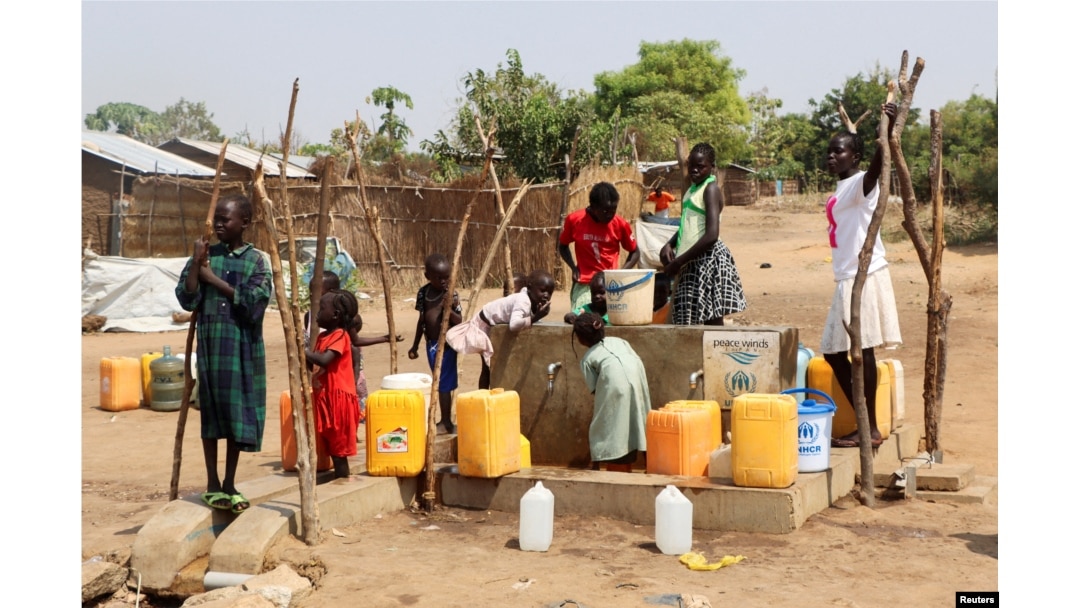 FILE: Pengungsi Sudan mengambil air dari sumur bor di kamp Pengungsi Gorom yang menampung pengungsi Sudan yang melarikan diri dari pertempuran baru-baru ini, dekat Juba, di Sudan Selatan, 26 Januari 2024. (Samir Bol/REUTERS)
