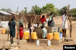 FILE: Pengungsi Sudan mengambil air dari sumur bor di kamp Pengungsi Gorom yang menampung pengungsi Sudan yang melarikan diri dari pertempuran baru-baru ini, dekat Juba, di Sudan Selatan, 26 Januari 2024. (Samir Bol/REUTERS)