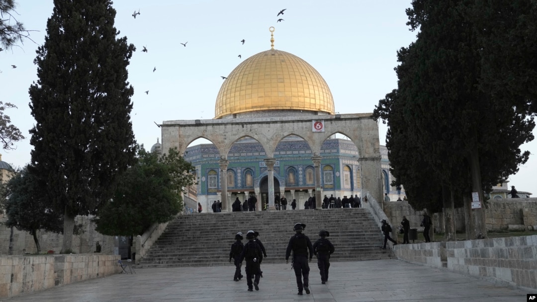 Polisi Israel dikerahkan di Masjid Dome of the Rock, kompleks Masjid Al-Aqsa, Kota Tua Yerusalem, menyusul penggerebekan di lokasi tersebut pada bulan suci Ramadan, Rabu, 5 April 2023. (AP/Mahmoud Illean)