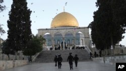 Polisi Israel dikerahkan di Masjid Dome of the Rock, kompleks Masjid Al-Aqsa, Kota Tua Yerusalem, menyusul penggerebekan di lokasi tersebut pada bulan suci Ramadan, Rabu, 5 April 2023. (AP/Mahmoud Illean)