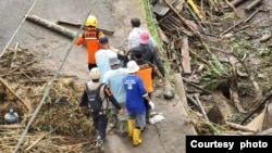 Tim penyelamat berusaha mencari korban banjir bandang di kawasan Kabupaten Agam dan Tanah Datar di Sumatra Barat (courtesy: Basarnas Padang)