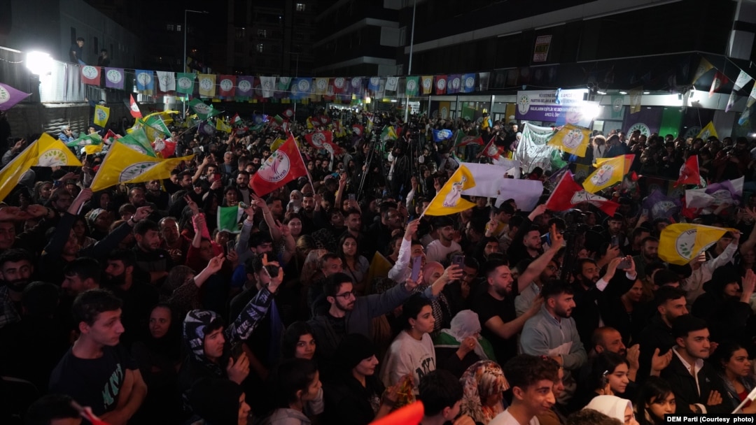 Diyarbakır'da dün akşam sonuçlarının açıklanmasıyla kutlamalar yapıldı.