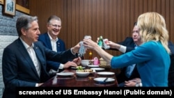 Ngoại trưởng Blinken và các quan chức Mỹ trong bữa ăn tại Cơm Tay Cầm.
