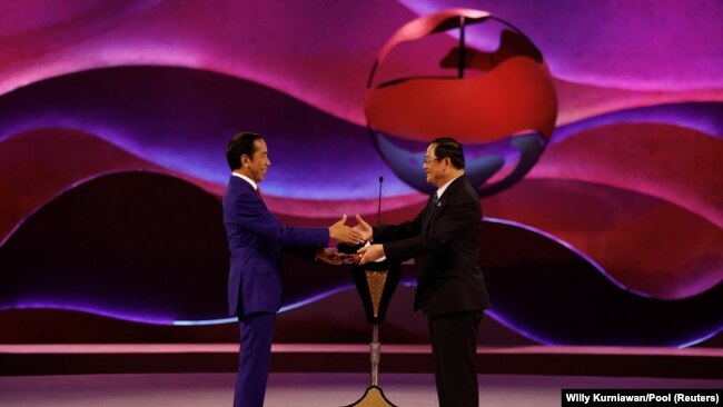 Presiden Joko Widodo berjabat tangan dengan Perdana Menteri Laos Sonexay Siphandone saat serah terima jabatan presiden ASEAN pada upacara penutupan KTT ASEAN ke-43 di Jakarta, 7 September 2023. (Foto: REUTERS/Willy Kurniawan/Pool)