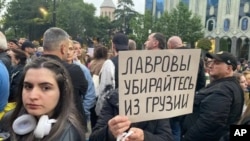 "ლავროვებო გაეთრიეთ საქართველოდან" - პროტესტი თბილისში, რუსეთის საგარეო საქმეთა მინისტრის ოჯახის წევრების შემოშვების გამო