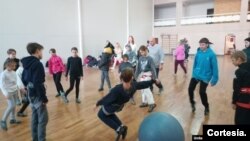 Niños ucranianos juegan en Tibilisi durante una actividad organizada por la ONG Unite Together.