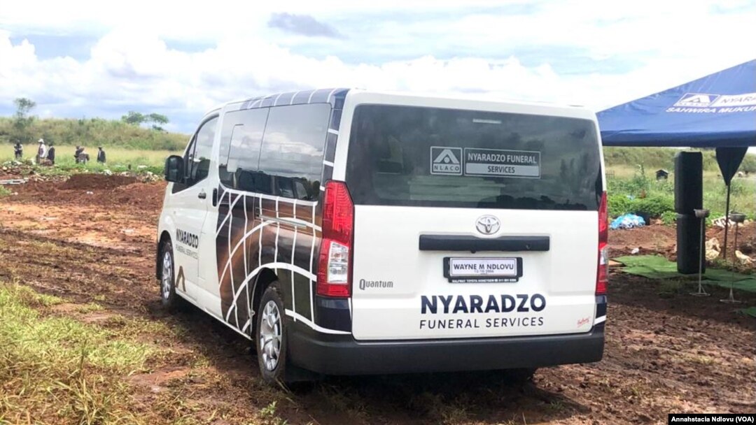 AbakoNyaradzo bancedise emngcwabeni kaWayne Ndlovu