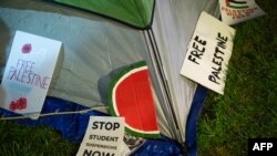 Sejumlah poster tergeletak di dekat tenda yang didirikan mahasiswa yang melakukan aksi protes mendukung Palestina di Universitas Drexel, Universitas Temple dan University of Pennsylvania di Philadelphia, pada 25 April 2024. (Foto: AFP/Matthew Hatcher)