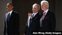 ARCHIVO - (De izq a der) Los expresidentes Barack Obama, George W. Bush y Bill Clinton asisten a la ceremonia de apertura del Centro Presidencial George W. Bush el 25 de abril de 2013 en Dallas, Texas.