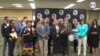 La alcaldesa de Miami-Dade, Daniella Levine-Cava (al centro) ofrece la bienvenida y comparte con los ex presos políticos nicaragüenses expulsados a EEUU, en Miami, el 15 de febrero de 2023. [Captura de pantalla de un video de VOA, José Pernalete].
