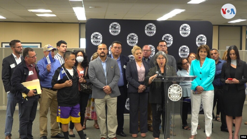 La alcaldesa de Miami-Dade, Daniella Levine-Cava (al centro) ofrece la bienvenida y comparte con los ex presos políticos nicaragüenses expulsados a EEUU, en Miami, el 15 de febrero de 2023. [Captura de pantalla de un video de VOA, José Pernalete].