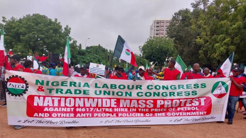 Les deux principaux syndicats nigérians appellent à une grève illimitée