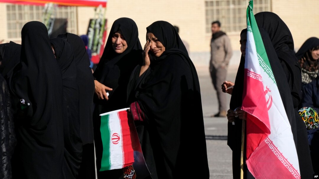 Orang-orang menghadiri pemakaman para korban ledakan bom di Kota Kerman, sekitar 5 jam dari ibu kota Iran, Teheran, Jumat, 5 Januari 2024. (Foto: Vahid Salemi/AP Photo)