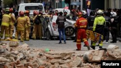  Mobil yang rusak dan puing-puing dari sebuah rumah yang hancur akibat gempa di Cuenca, Ekuador, Sabtu, 18 Maret 2023. (Foto: Rafa Idrovo Espinoza/Reuters)