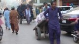 د کراچۍ په بولټن بازار کې د باوجوړ خواريکښ وايي ګرانۍ يې ژوند ډیر اغیز من کړی
