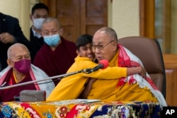 Seorang anak laki-laki memeluk pemimpin spiritual Tibet Dalai Lama pada acara di kuil Tsuglakhang di Dharamshala, India, Selasa, 28 Februari 2023. (AP/Ashwini Bhatia)