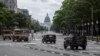 ARCHIVO - Vehículos de la Guardia Nacional conducen a lo largo de la Avenida Pennsylvania NW, mientras se preparan para protestas y manifestaciones, el 19 de junio de 2020 en Washington.