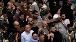 Umat ​​​​Kristiani menjalani prosesi Jalan Salib untuk memperingati penyaliban Yesus Kristus pada Jumat Agung, di Kota Tua Yerusalem, Jumat, 29 Maret 2024. (Foto: Leo Correa/AP Photo)