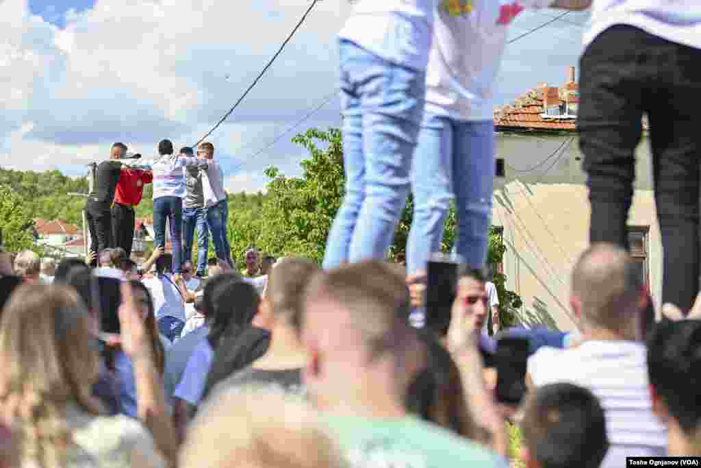  Велигденски кули, стар обичај во Македонски Брод, со симболика за непокор и &bdquo;газење&ldquo; врз главите поробувачите од османлискиот период во Македонија. &nbsp; 